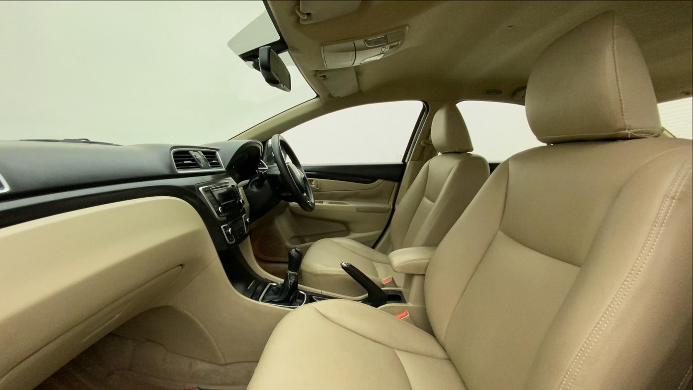 2014 Maruti Ciaz ZXI, Petrol, Manual, 71,324 km, Right Side Front Door Cabin