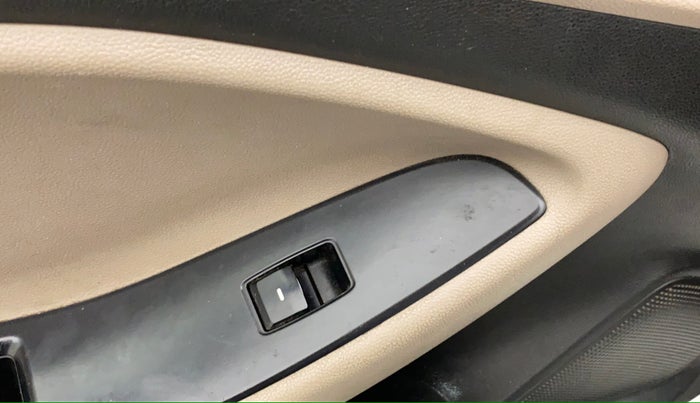 2016 Hyundai Elite i20 MAGNA 1.2, Petrol, Manual, 31,708 km, Left front window switch / handle - Switch/handle not functional