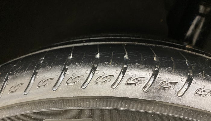 2022 KIA CARENS PRESTIGE 1.4 PETROL 7 STR, Petrol, Manual, 24,555 km, Left Rear Tyre Tread