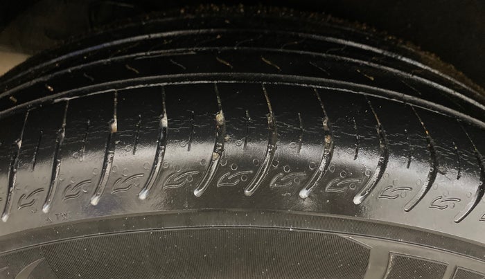 2022 KIA CARENS PRESTIGE 1.4 PETROL 7 STR, Petrol, Manual, 24,555 km, Right Rear Tyre Tread