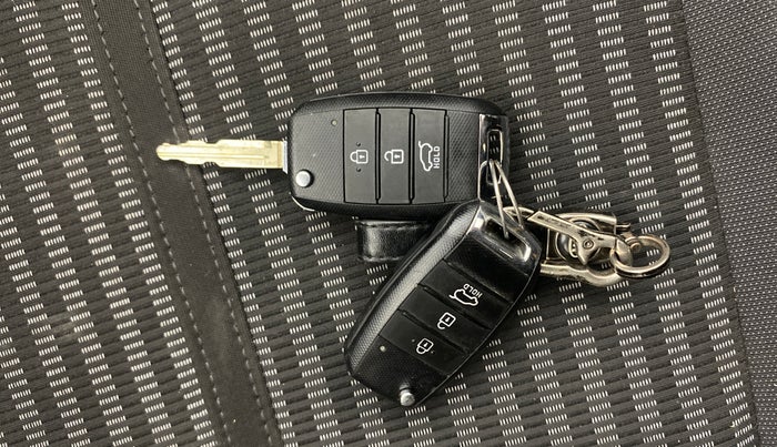 2022 KIA CARENS PRESTIGE 1.4 PETROL 7 STR, Petrol, Manual, 24,555 km, Key Close Up