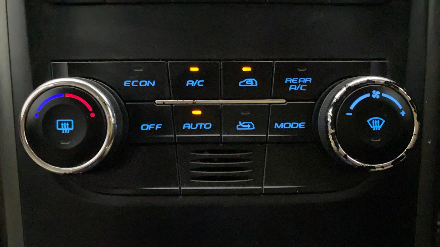 2016 Mahindra XUV500 W10 AT, Diesel, Automatic, 68,252 km, Automatic Climate Control