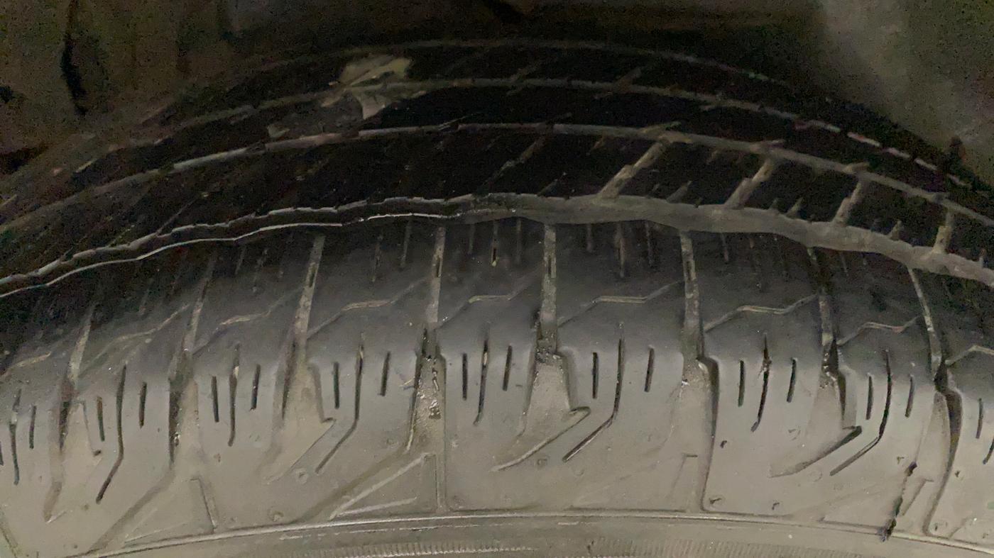 2016 Mahindra XUV500 W10 AT, Diesel, Automatic, 68,252 km, Right Rear Tyre Tread
