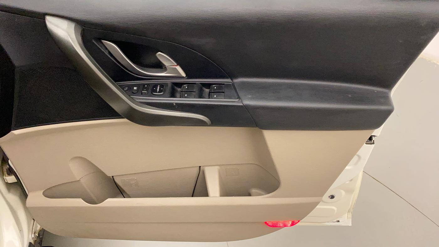 2016 Mahindra XUV500 W10 AT, Diesel, Automatic, 68,252 km, Driver Side Door Panels Control