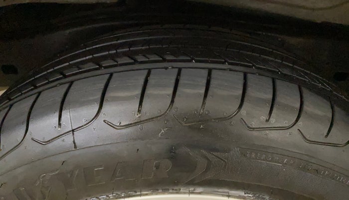 2018 Toyota Innova Crysta 2.7 VX 7 STR, Petrol, Manual, 42,119 km, Right Rear Tyre Tread