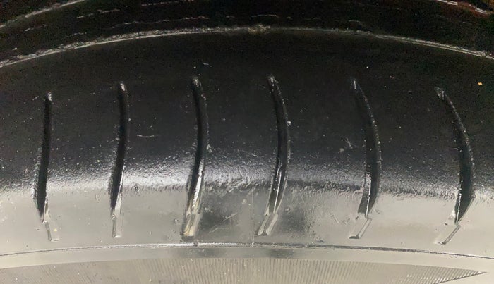 2016 Hyundai Elite i20 SPORTZ 1.2, Petrol, Manual, 1,14,179 km, Left Front Tyre Tread