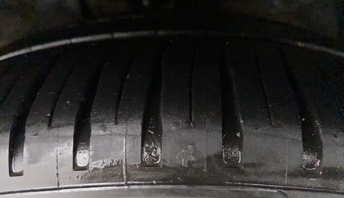 2017 Ford Figo Aspire 1.2 TITANIUM PETROL, CNG, Manual, 19,459 km, Right Front Tyre Tread