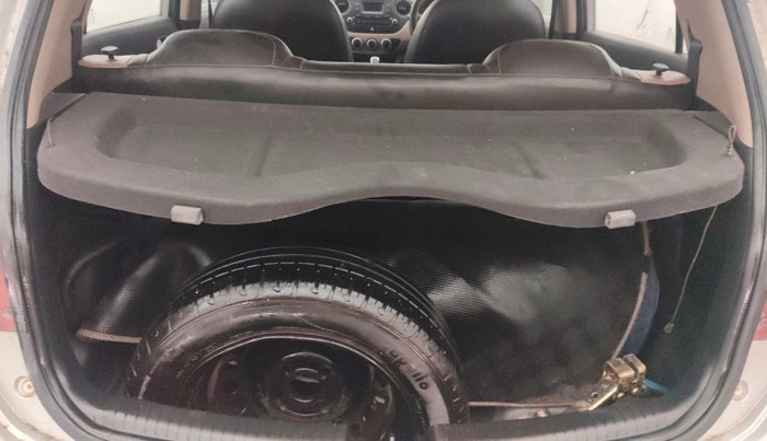 2016 Hyundai Grand i10 SPORTZ 1.2 KAPPA VTVT, CNG, Manual, 80,145 km, Boot Inside