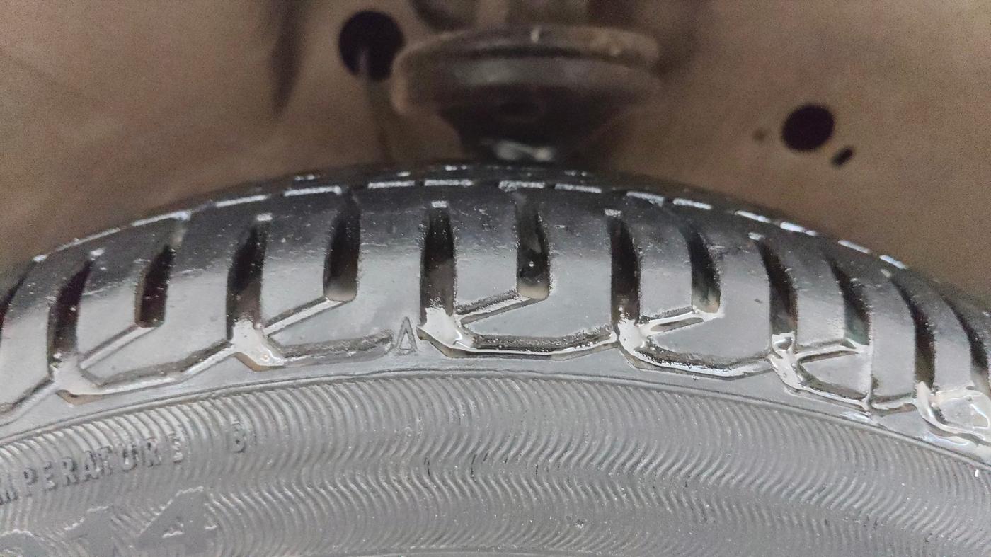 2018 Maruti Wagon R 1.0 VXI AMT, Petrol, Automatic, 35,769 km, Right Front Tyre Tread
