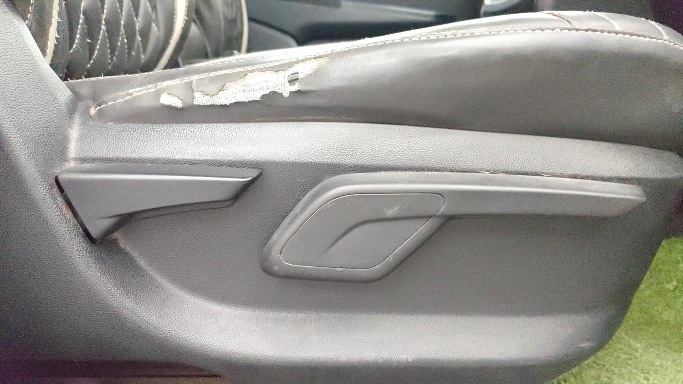 2017 Mahindra KUV 100 NXT K8 P 6 STR, Petrol, Manual, 1,00,569 km, Driver Side Adjustment Panel