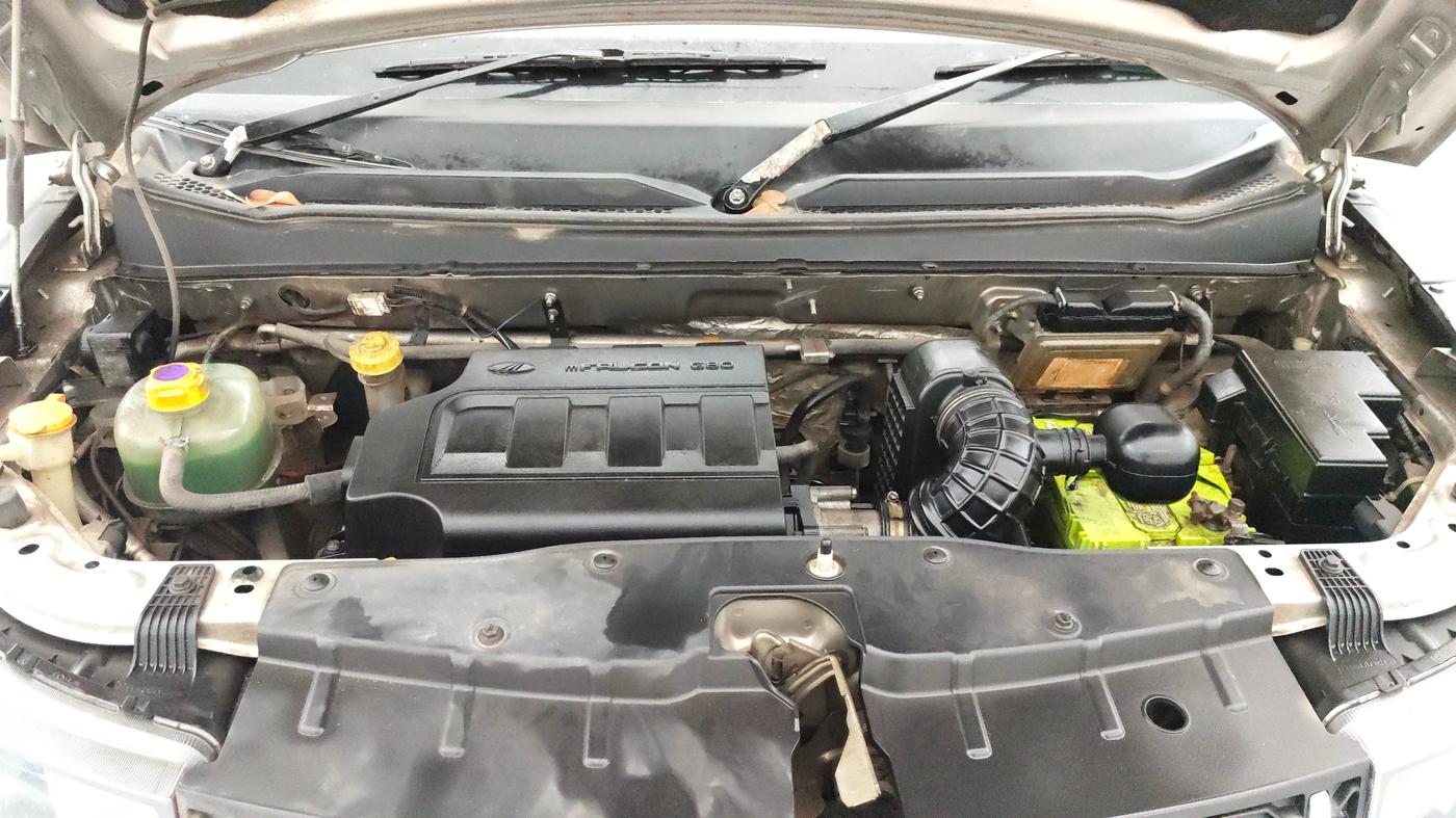 2017 Mahindra KUV 100 NXT K8 P 6 STR, Petrol, Manual, 1,00,569 km, Engine View