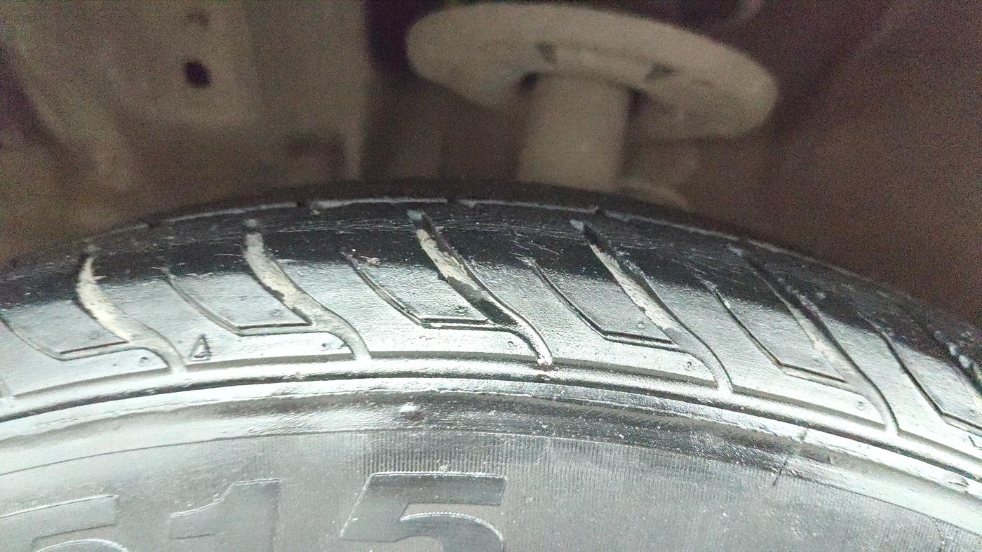 2017 Mahindra KUV 100 NXT K8 P 6 STR, Petrol, Manual, 1,00,569 km, Left Front Tyre Tread