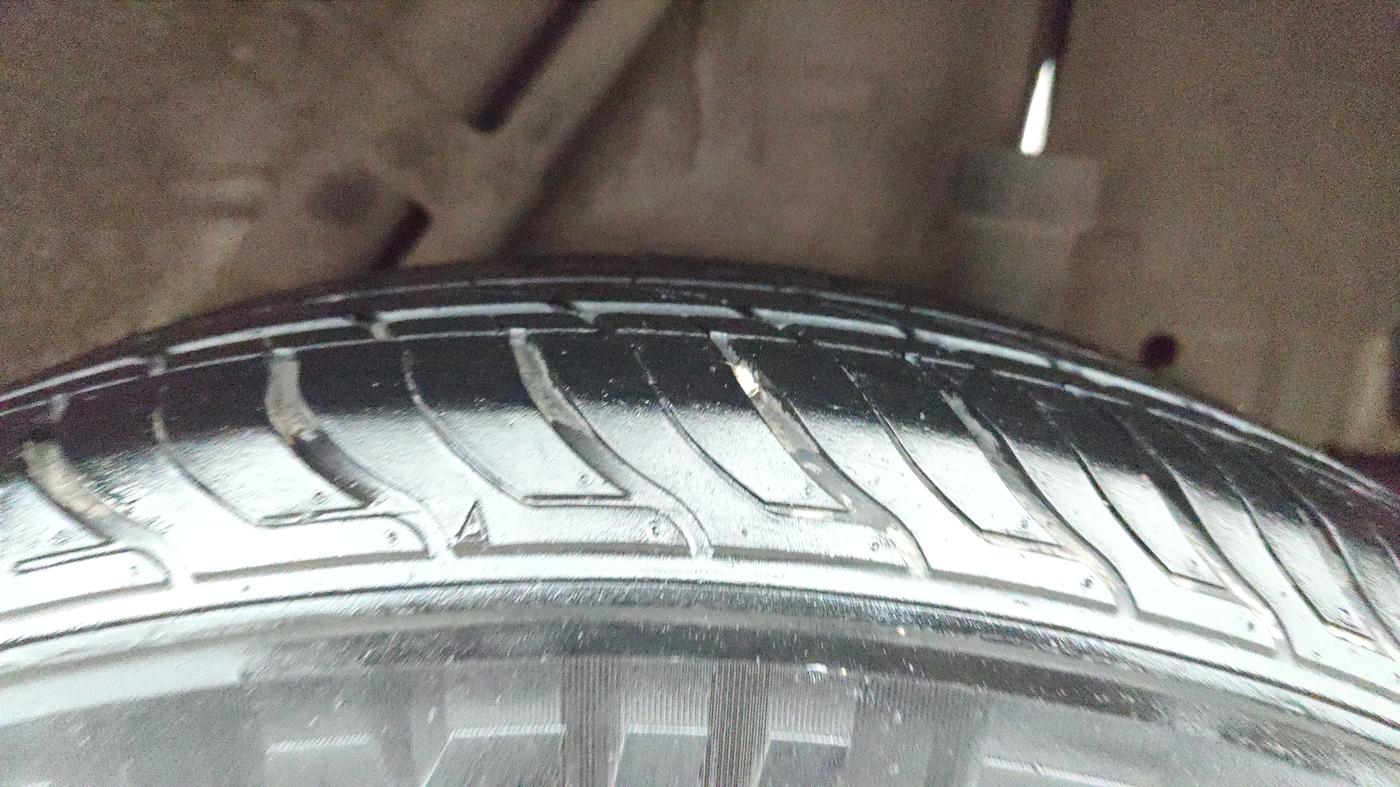 2017 Mahindra KUV 100 NXT K8 P 6 STR, Petrol, Manual, 1,00,569 km, Left Rear Tyre Tread