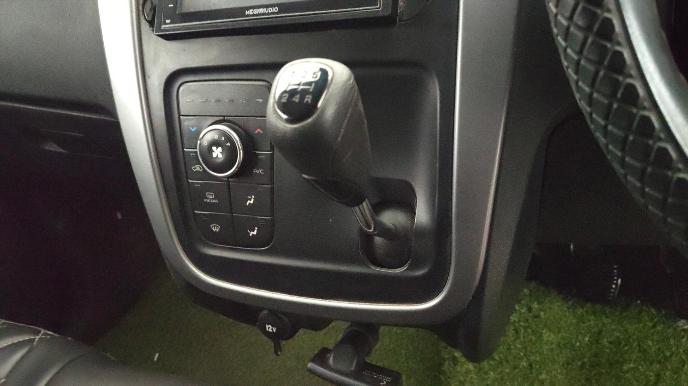 2017 Mahindra KUV 100 NXT K8 P 6 STR, Petrol, Manual, 1,00,569 km, Gear Lever