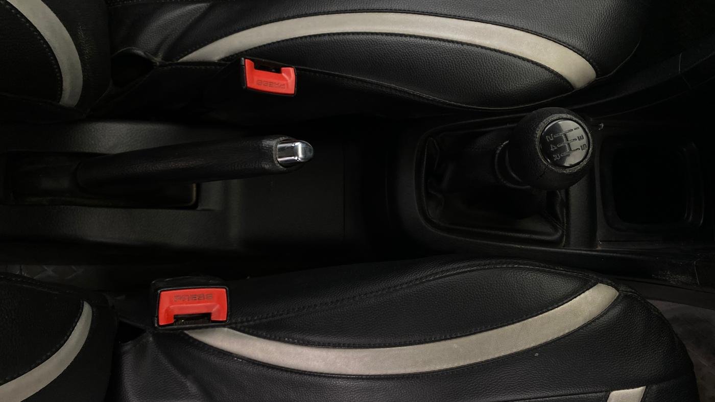 2013 Maruti Swift VXI, Petrol, Manual, 96,561 km, Gear Lever