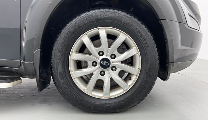 2016 Mahindra XUV500 W10, Diesel, Manual, 1,63,495 km, Right Front Wheel