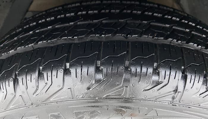 2016 Mahindra XUV500 W10, Diesel, Manual, 1,63,495 km, Right Front Tyre Tread