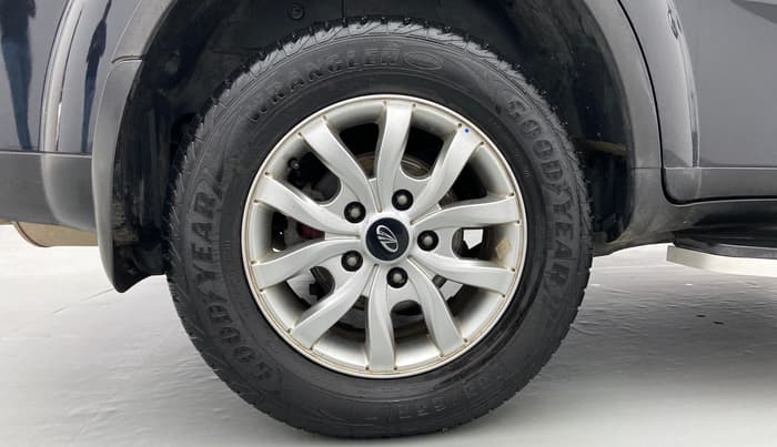 2016 Mahindra XUV500 W10, Diesel, Manual, 1,63,495 km, Right Rear Wheel