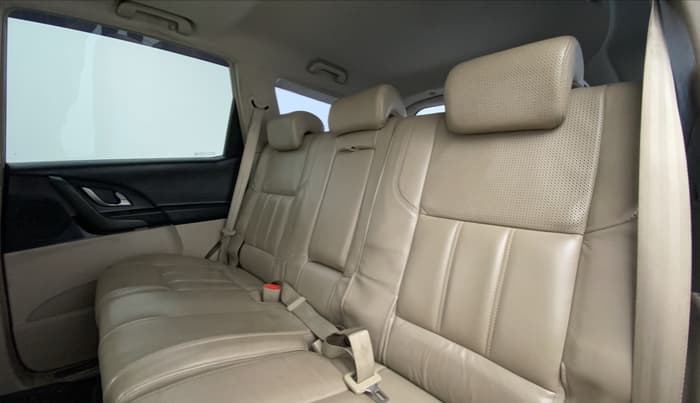 2016 Mahindra XUV500 W10, Diesel, Manual, 1,63,495 km, Right Side Rear Door Cabin