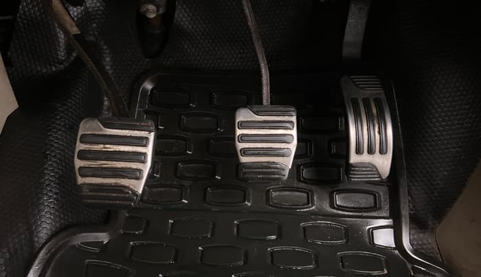 2016 Mahindra XUV500 W10, Diesel, Manual, 1,63,495 km, Pedals