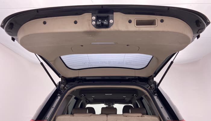 2016 Mahindra XUV500 W10, Diesel, Manual, 1,63,495 km, Boot Door Open