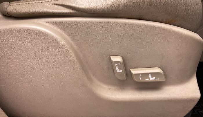 2016 Mahindra XUV500 W10, Diesel, Manual, 1,63,495 km, Driver Side Adjustment Panel