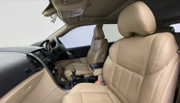 2016 Mahindra XUV500 W10, Diesel, Manual, 1,63,495 km, Right Side Front Door Cabin