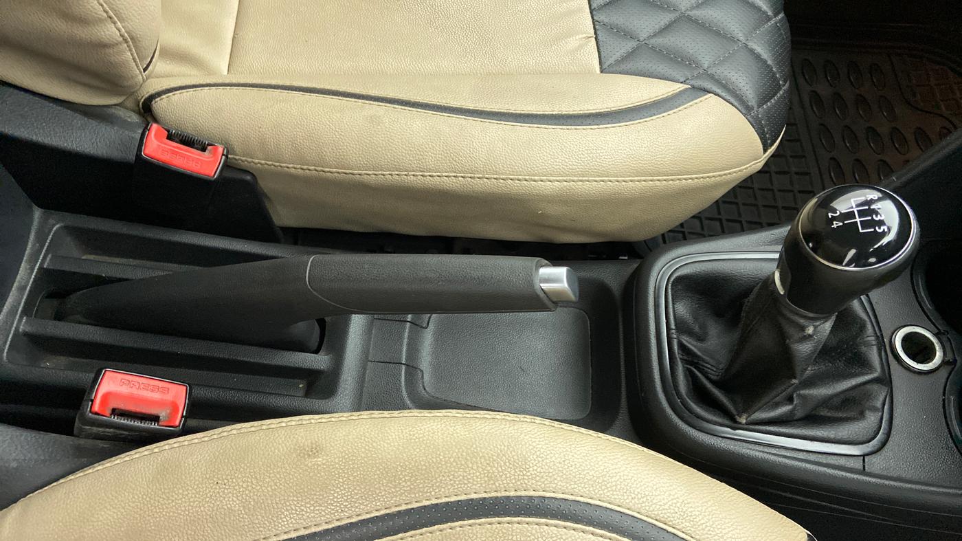 2015 Volkswagen Vento COMFORTLINE MT PETROL, Petrol, Manual, 68,487 km, Gear Lever