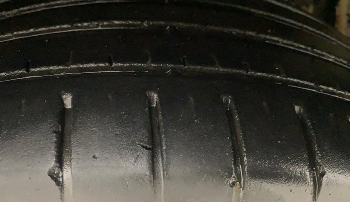 2022 Toyota Glanza V, Petrol, Manual, 32,001 km, Left Front Tyre Tread