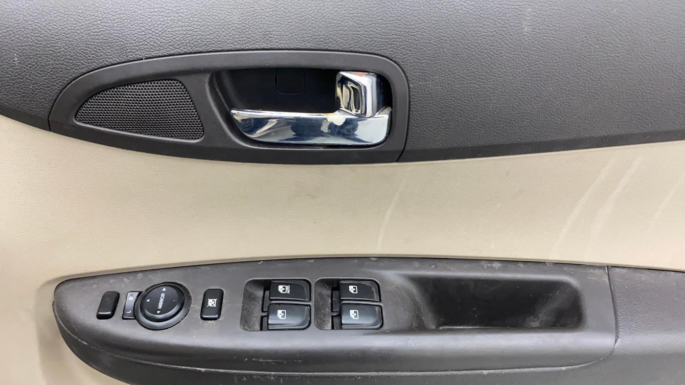 2013 Hyundai i20 SPORTZ 1.2, Petrol, Manual, 83,705 km, Driver Side Door Panels Control