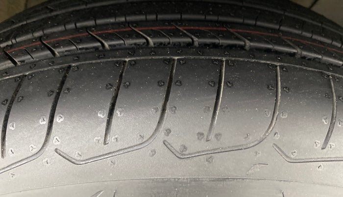 2017 Hyundai Creta SX PLUS 1.6 DIESEL, Diesel, Manual, 95,797 km, Right Front Tyre Tread