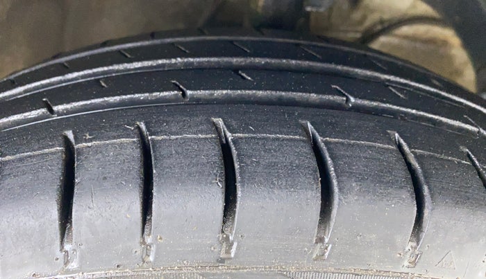2018 Maruti Dzire VDI, Diesel, Manual, 69,315 km, Right Front Tyre Tread