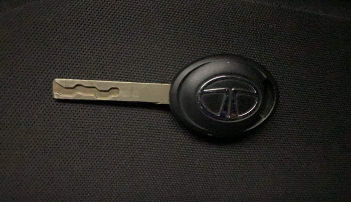 2020 Tata ALTROZ XE PETROL, Petrol, Manual, 72,750 km, Key Close Up