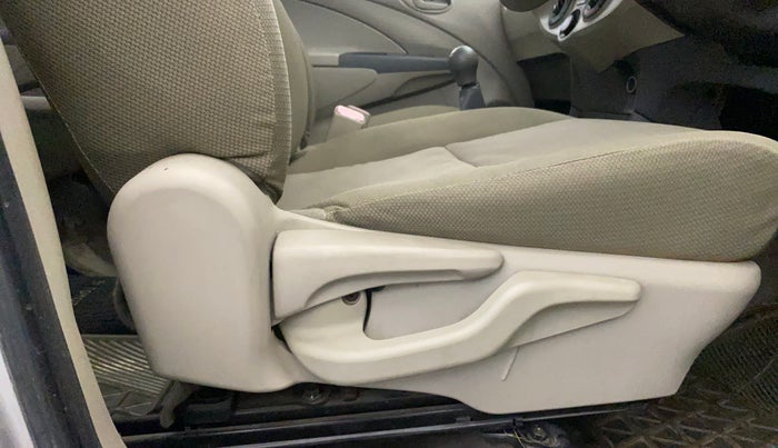 2015 Toyota Etios Liva G, Petrol, Manual, 20,502 km, Driver Side Adjustment Panel