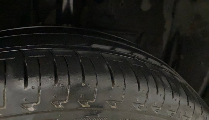 2015 Toyota Etios Liva G, Petrol, Manual, 20,502 km, Right Front Tyre Tread