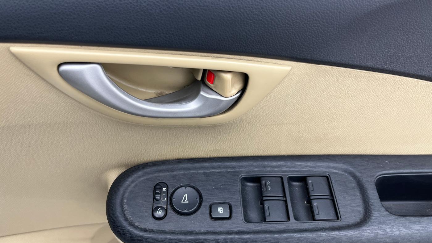 2015 Honda Brio VX AT, Petrol, Automatic, 27,749 km, Driver Side Door Panels Control