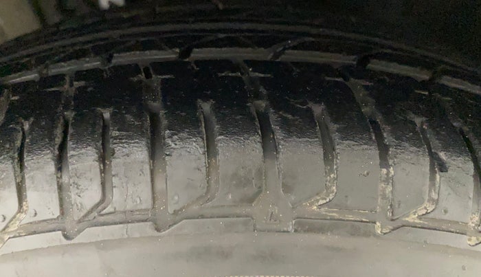 2011 Volkswagen Polo HIGHLINE 1.6L, Petrol, Manual, 65,172 km, Right Front Tyre Tread
