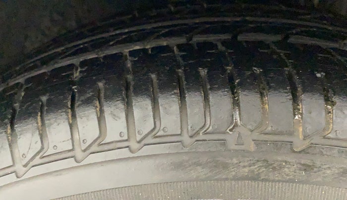 2011 Volkswagen Polo HIGHLINE 1.6L, Petrol, Manual, 65,172 km, Left Front Tyre Tread
