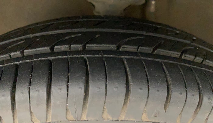 2015 Maruti Alto 800 LXI, Petrol, Manual, 52,425 km, Left Front Tyre Tread