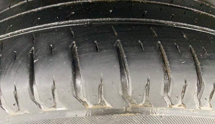 2023 Maruti Swift ZXI, Petrol, Manual, 30,059 km, Right Rear Tyre Tread