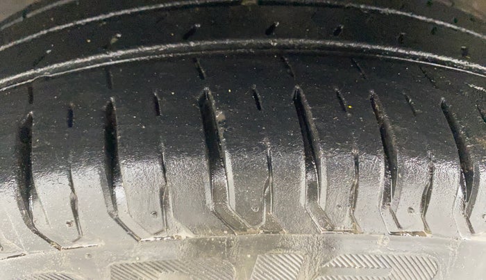 2023 Maruti Swift ZXI, Petrol, Manual, 30,059 km, Left Front Tyre Tread