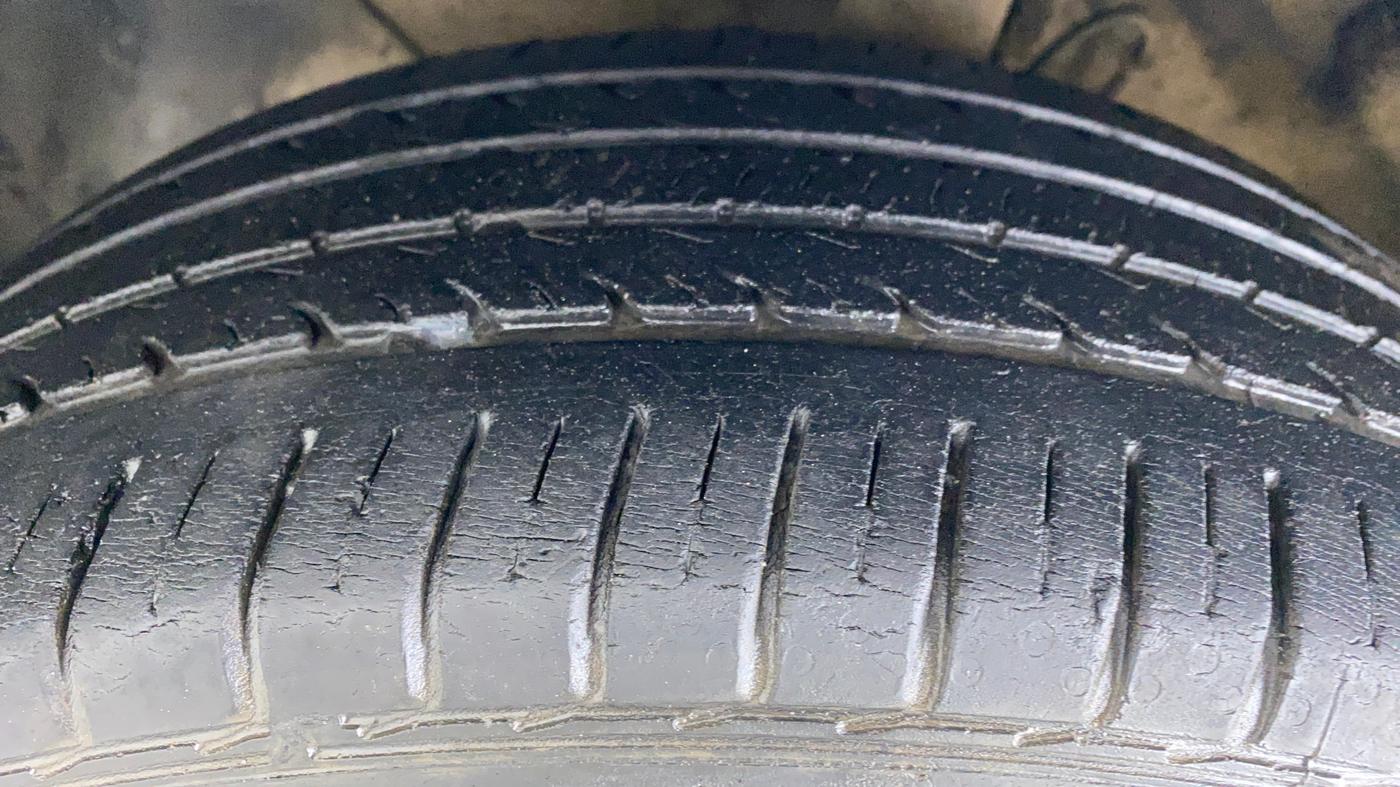 2017 Hyundai Elite i20 ASTA 1.2 (O), Petrol, Manual, 27,328 km, Left Front Tyre Tread