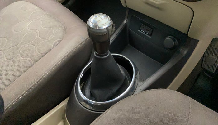 2010 Hyundai i20 ASTA 1.2, Petrol, Manual, 98,586 km, Gear lever - Boot cover slightly torn