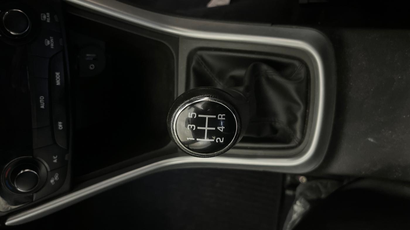 2022 Maruti S Cross ZETA 1.5, Petrol, Manual, 49,661 km, Gear Lever