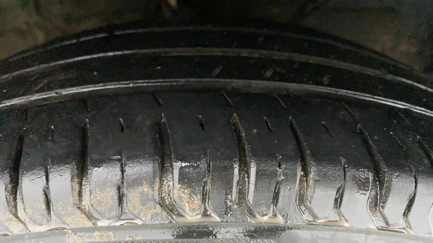 2018 Maruti Swift LXI D, Petrol, Manual, 33,942 km, Right Front Tyre Tread