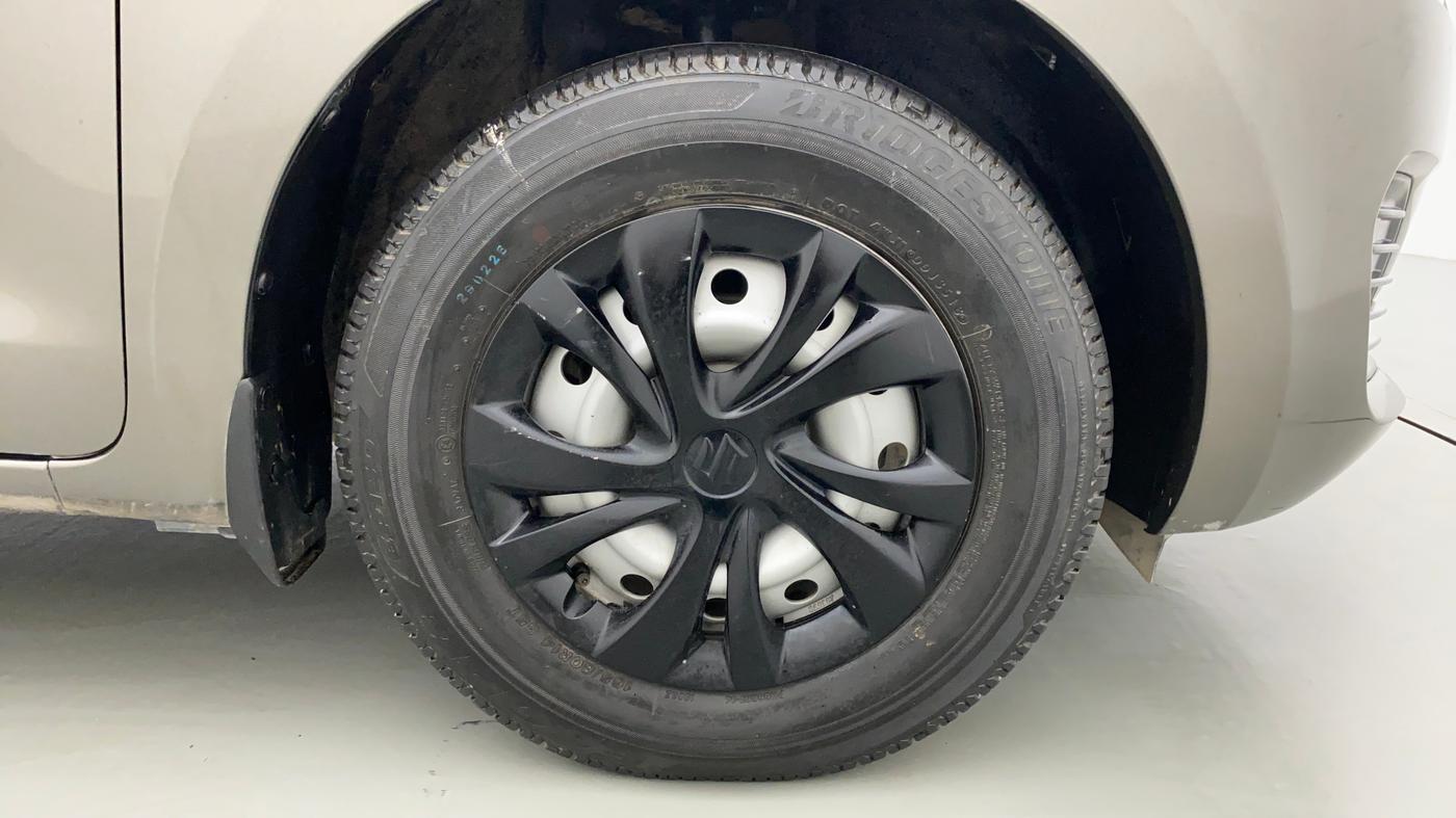 2018 Maruti Swift LXI D, Petrol, Manual, 33,942 km, Right Front Wheel