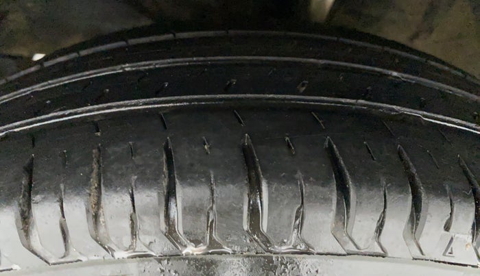 2018 Maruti Swift LXI D, Petrol, Manual, 33,942 km, Left Front Tyre Tread