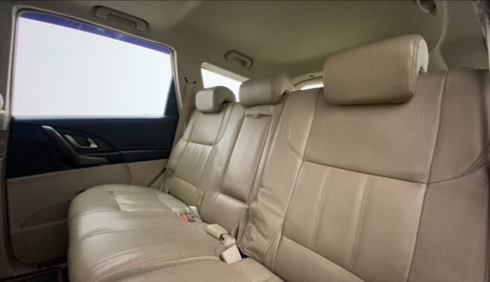 2016 Mahindra XUV500 W10 AWD, Diesel, Manual, 86,876 km, Right Side Rear Door Cabin