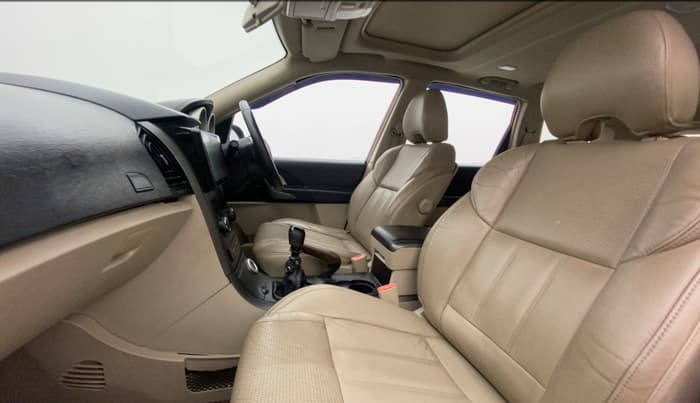 2016 Mahindra XUV500 W10 AWD, Diesel, Manual, 86,876 km, Right Side Front Door Cabin