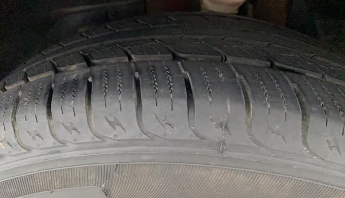 2016 Mahindra XUV500 W10 AWD, Diesel, Manual, 86,876 km, Left Front Tyre Tread